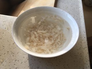 1、同样的燕窝,不同的味道,由于燕角比较硬,所以我泡了一天一夜,夏季气温高,建议放冰箱发泡