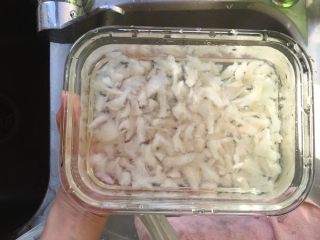 2、同样的燕窝,不同的味道,泡好后将燕角撕开,将水过滤掉,放冰箱冷冻室冷藏(我一次泡了50克,一两天吃不完,所以冷藏)