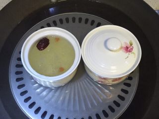 3、同样的燕窝,不同的味道,第三步是基础步骤,每个炖盅放2~3勺发泡好的燕角,放入水,一颗冰糖,两颗红枣,4颗枸杞(根据自己口味搭配)