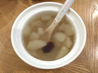 5、同样的燕窝,不同的味道,也可以将梨切成小颗粒放入燕角里一起蒸