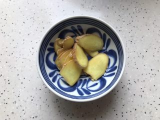 2、一鸡两吃（白切鸡  鸡汤白菜）,生姜洗净之后切成薄片