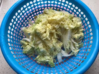 3、一鸡两吃（白切鸡  鸡汤白菜）,另外准备一些白菜，洗净之后切成段，备用