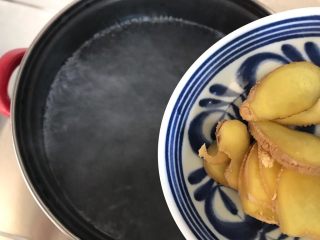 4、一鸡两吃（白切鸡  鸡汤白菜）,锅内煮适量清水，水开后放入姜片