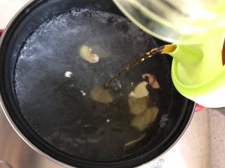 5、一鸡两吃（白切鸡  鸡汤白菜）,加适量料酒