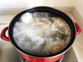 7、一鸡两吃（白切鸡  鸡汤白菜）,大火烧开