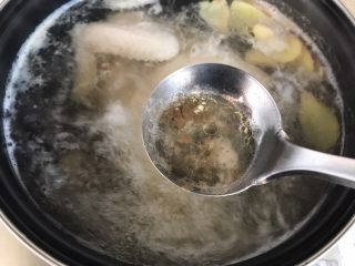 8、一鸡两吃（白切鸡  鸡汤白菜）,撇去浮沫