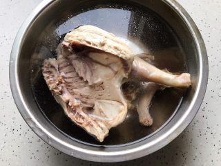 11、一鸡两吃（白切鸡  鸡汤白菜）,煮好的鸡放入水中过凉