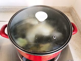 9、一鸡两吃（白切鸡  鸡汤白菜）,盖上锅盖，转小火，煮15分钟