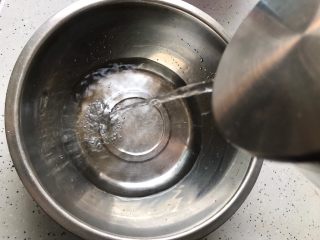 10、一鸡两吃（白切鸡  鸡汤白菜）,这期间我们准备好一盆凉水