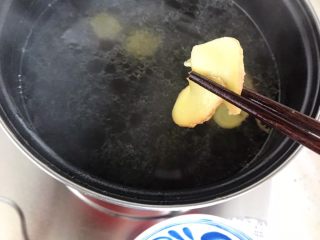 12、一鸡两吃（白切鸡  鸡汤白菜）,夹出鸡汤内的生姜片