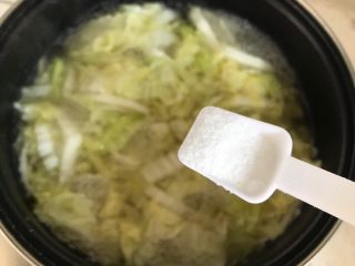 15、一鸡两吃（白切鸡  鸡汤白菜）,加一小勺细盐，搅拌均匀，即可