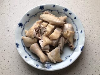 16、一鸡两吃（白切鸡  鸡汤白菜）,捞出过凉好的鸡，控干水分，切件