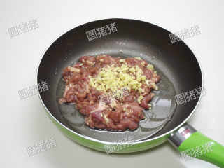 4、葱爆羊肉,将锅烧热，下入1大匙油，凉油下入羊肉和姜末。