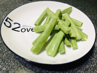 1、干煸芸豆,待用的芸豆，一起看具体煸炒步骤；