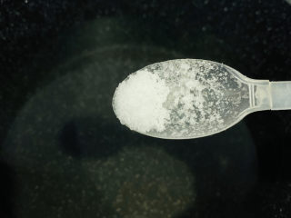 6、干煸芸豆,锅烧水，加少许盐；