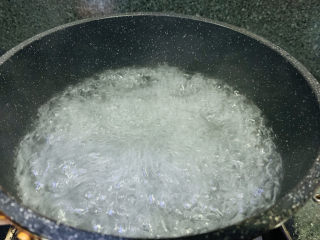 8、干煸芸豆,煮开；