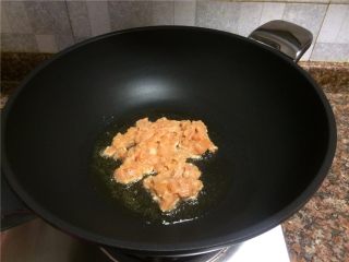 6、翡翠鸡丁,放入鸡肉翻炒至10秒。