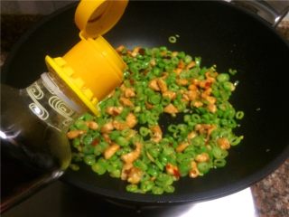 10、翡翠鸡丁,放入适量食盐和生抽翻炒1分钟即可出锅。