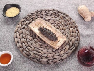 1、滋阴补血海参粥,准备好各种食材