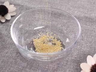 2、滋阴补血海参粥,将小米洗净,加入半勺橄榄油。