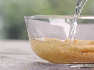 3、滋阴补血海参粥,加入50ml温水浸泡二十分钟。