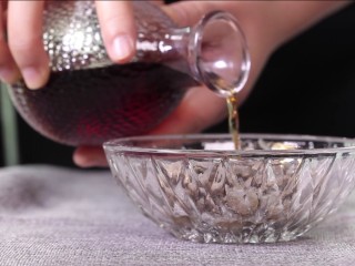 7、滋阴补血海参粥,加入料酒,搅拌均匀