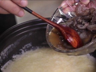 9、滋阴补血海参粥,加入腌制过的海参,改大火煮沸五分钟。