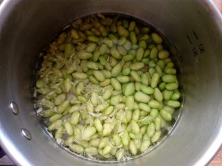 1、抱蛋青椒毛豆,毛豆清洗干净，入开水中烫煮至熟。