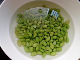 2、抱蛋青椒毛豆, 过一下凉水，沥干水分备用。