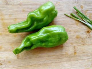 3、抱蛋青椒毛豆, 两只青椒去籽。
