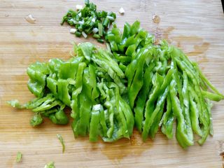 4、抱蛋青椒毛豆,葱切碎，青椒切细丝。