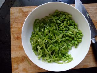 5、抱蛋青椒毛豆, 切好的葱和青椒、毛豆一起放入稍微大一点的容器中。