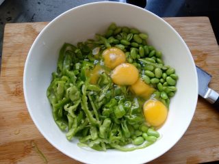 6、抱蛋青椒毛豆, 磕入4只鸡蛋。