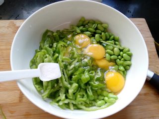 7、抱蛋青椒毛豆,加入一小勺盐。