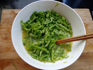 8、抱蛋青椒毛豆,用筷子搅拌均匀。