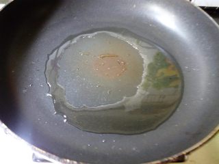 9、抱蛋青椒毛豆,平底锅倒油烧热。