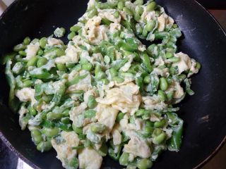 12、抱蛋青椒毛豆,至蛋微全部凝固就可以啦。