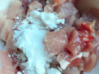 3、咖喱饭????,放入生粉、盐拌匀腌制