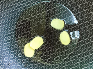 7、咖喱饭????,下生姜片炒出香味。