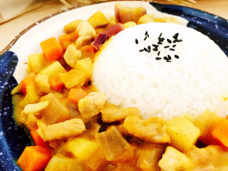 15、咖喱饭????,将做好的咖喱土豆装入盘中。