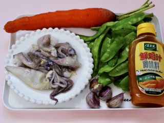 1、荷兰豆笔管蛸小炒,首先备齐所有的食材。