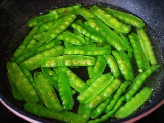 4、荷兰豆笔管蛸小炒,锅中倒入适量的清水后，加入一勺盐烧开 把洗净的荷兰豆进行焯水，看见荷兰豆断生变色即可捞出。
