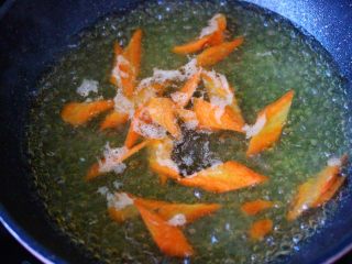 5、荷兰豆笔管蛸小炒,把切片的胡萝卜用同样的方式来进行焯水。