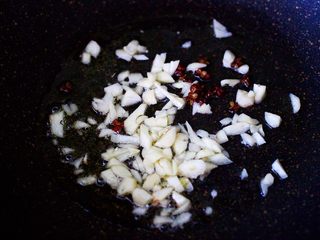 7、荷兰豆笔管蛸小炒,另起锅烧热后，倒入花生油烧热后，爆香花椒和大蒜末。