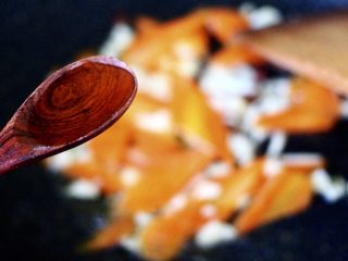 9、荷兰豆笔管蛸小炒,这个时候加入料酒。