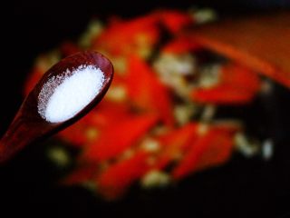 10、荷兰豆笔管蛸小炒,再加入适量的盐调味。