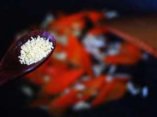 11、荷兰豆笔管蛸小炒,再加入鸡精提鲜。