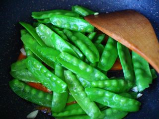 12、荷兰豆笔管蛸小炒,这个时候就可以加入焯水后的荷兰豆。