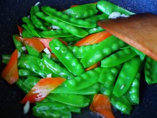 14、荷兰豆笔管蛸小炒,大火再继续翻炒均匀。