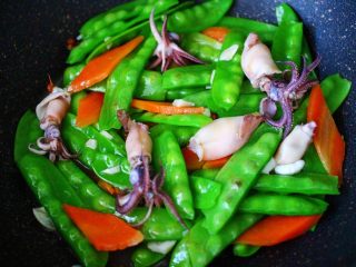 16、荷兰豆笔管蛸小炒,大火翻炒均匀即可关火。